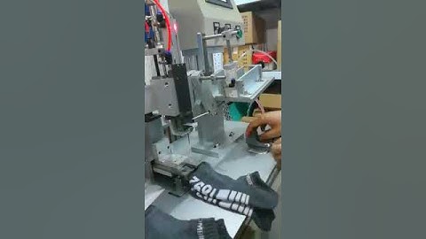 Garments tagging machine