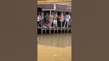 "Về nhà với mẹ đi": Người mẹ trẻ khóc hết nước mắt ngóng tìm con 4 tháng tuổi nghi rơi xuống kênh