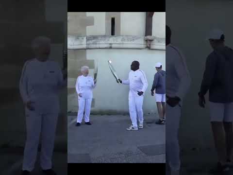 🔥🔥 Basile Boli a donné le coup d'envoi du relais de la flamme olympique à Marseille ! #jo2024
