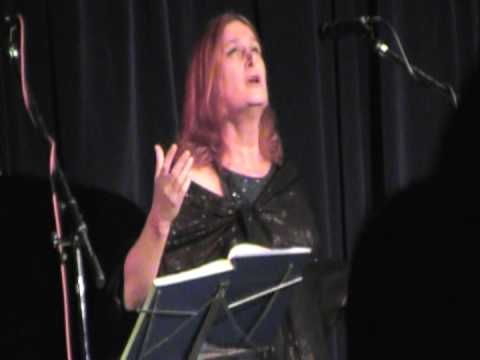 Vera Cirkovic en la Casa Municipal de la Cultura en Alte. Brown. L'amour est un oiseaux rebelle.