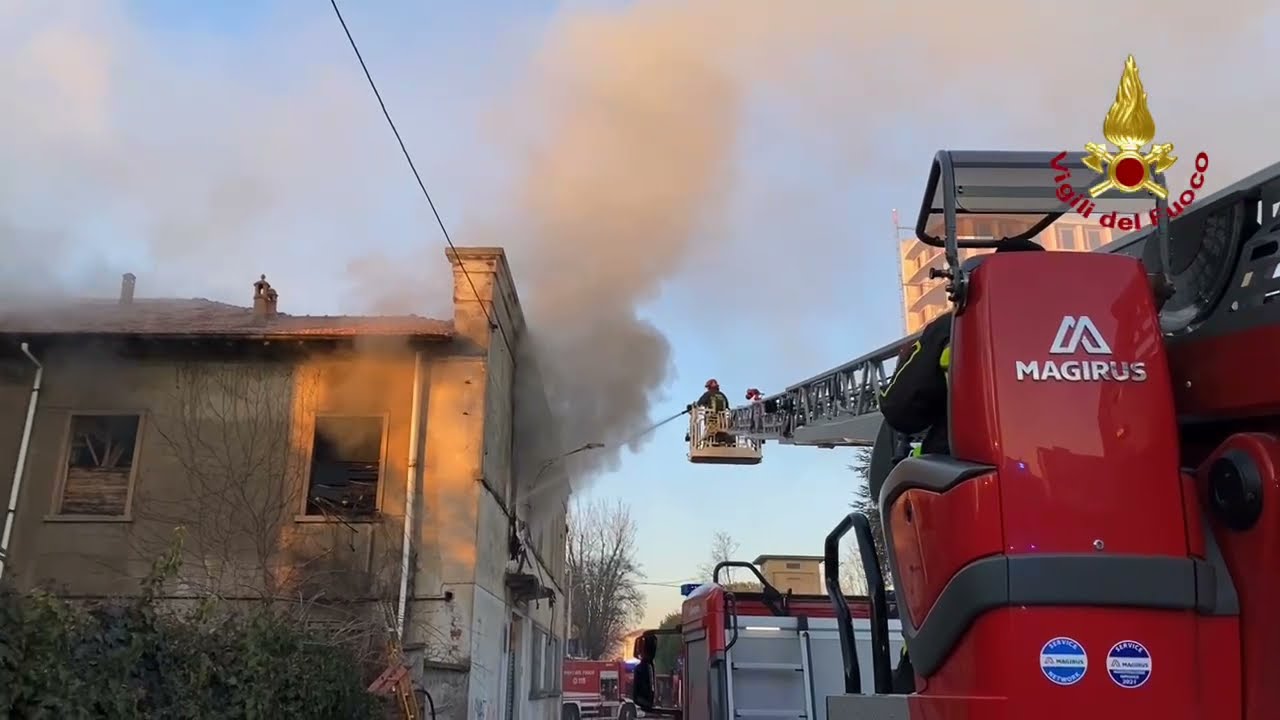 Incendio in una fabbrica dismessa a Caronno Pertusella