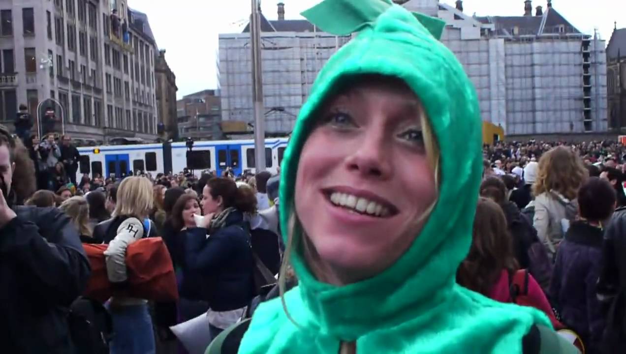 HD Pillow Fight Day ( Kussengevecht) Amsterdam 3rd April 2010 YouTube