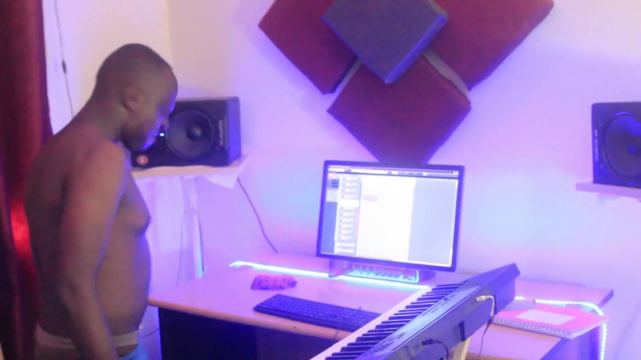 GEFFE_ANGRY BIRD COOKING SOME GENTLY MECHANISM, 