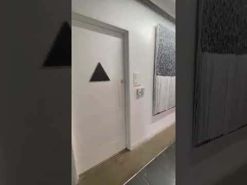 Videó: A ház modern kandallóval és csúszó üvegfallal rendelkezik