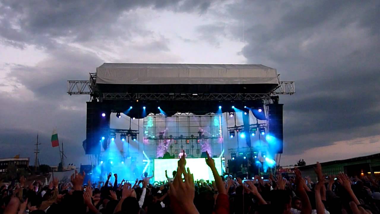 Armin van Buuren @ Cacao Beach 2011 ( Cosmic Gate - Exploration of Space (back to the future remix))