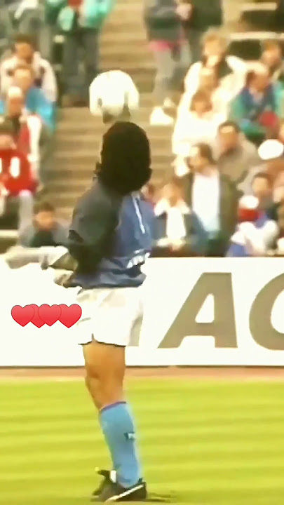 Skill juggling kepala dan bahu Maradona.