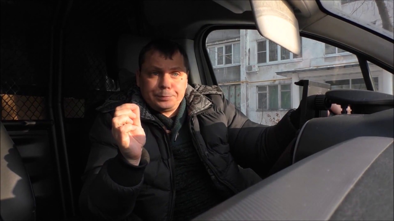 Осмотр багажника инспектором дпс Осмотр багажника инспектором дпс