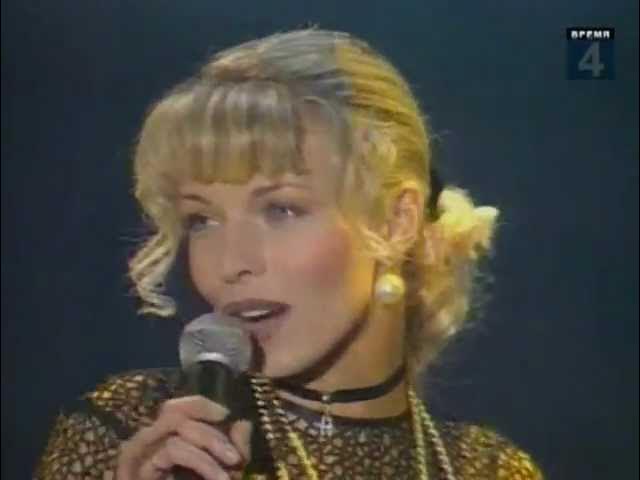 Түрлі позадағы сексуалды қыздар