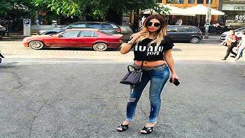 vlc record 2015 08 02 17h24m44s الفنانة نايا تحطم مايا دياب وهيفاء وهبي باطلالة شورت الجينز القصير1