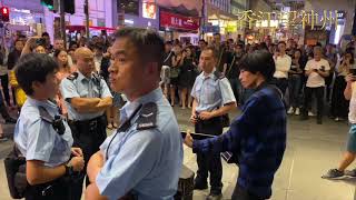 中環街頭歌手Mr Oliver唱《榮光》 遭警察到包圍針對引發大批市民不滿 防暴一度到場威嚇 但市民的支持與歌手的無懼 事件最後和平收場（高清實錄）