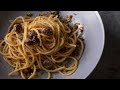 Spaghetti alla siracusana con mollica acciughe e olive