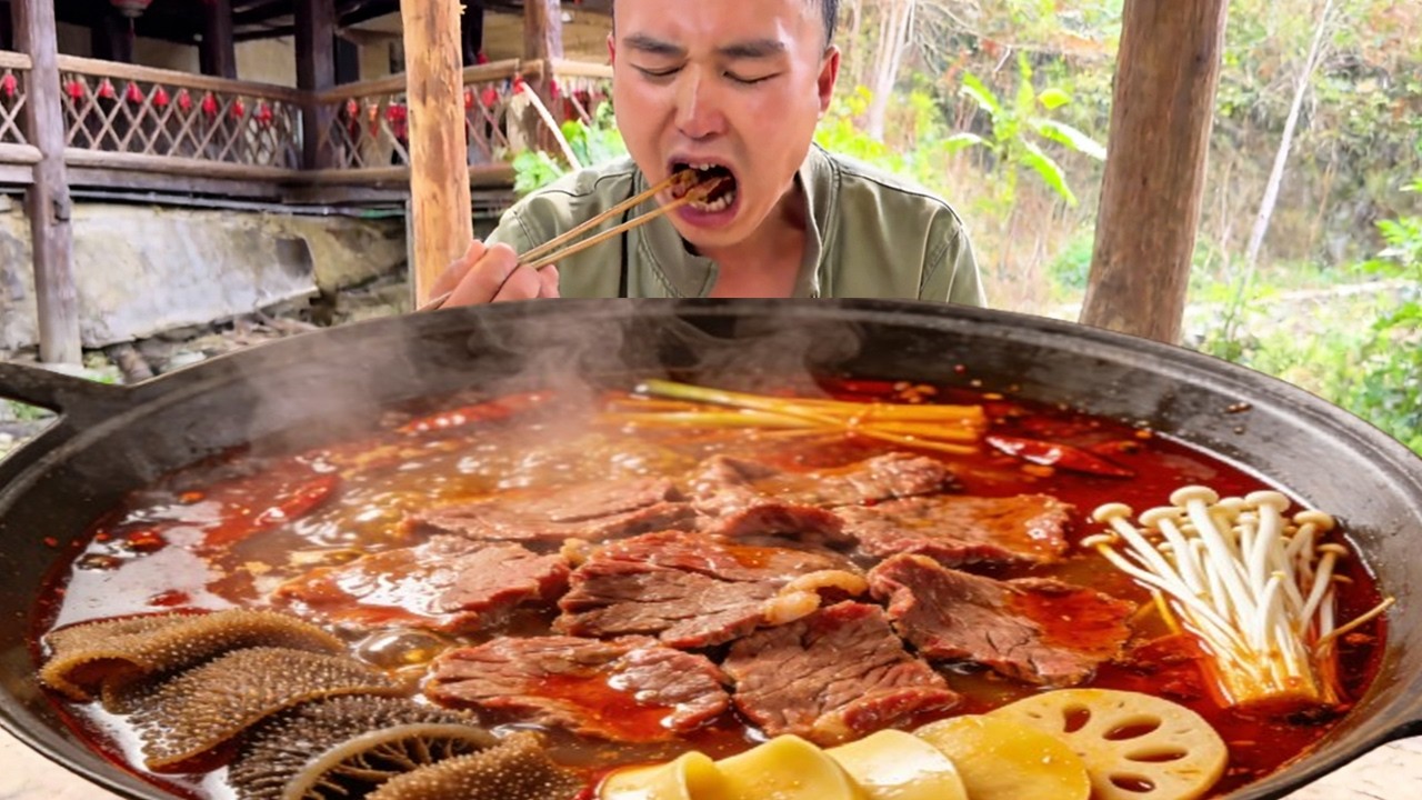 自制豪华牛肉火锅上线，鲜牛肉配上各种配菜，边煮边吃也太过瘾了！