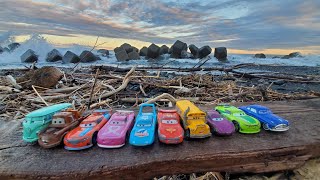 [Sea] Cars slide on the slide near the sea! [Tomica] [Pixar] [Toys]　【海】海の近くでカーズが滑り台を滑ります!【トミカ】【おもちゃ】
