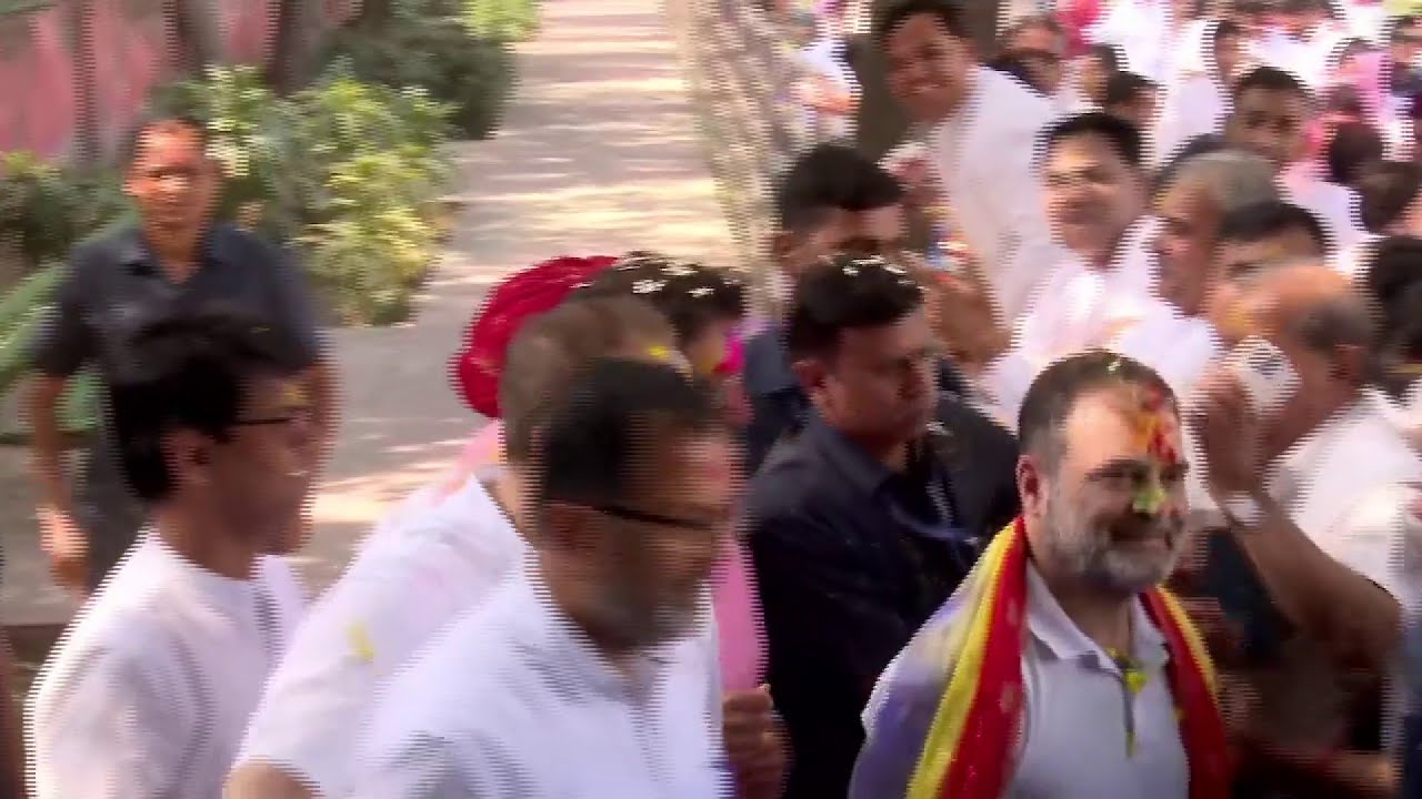 ജനക്കൂട്ടത്തിനിടയിൽ ഹോളി ആഘോഷിച്ച് രാഹുൽ ഗാന്ധി