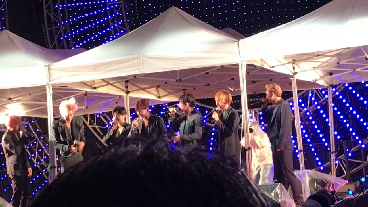 Hyungwon fell on stage
