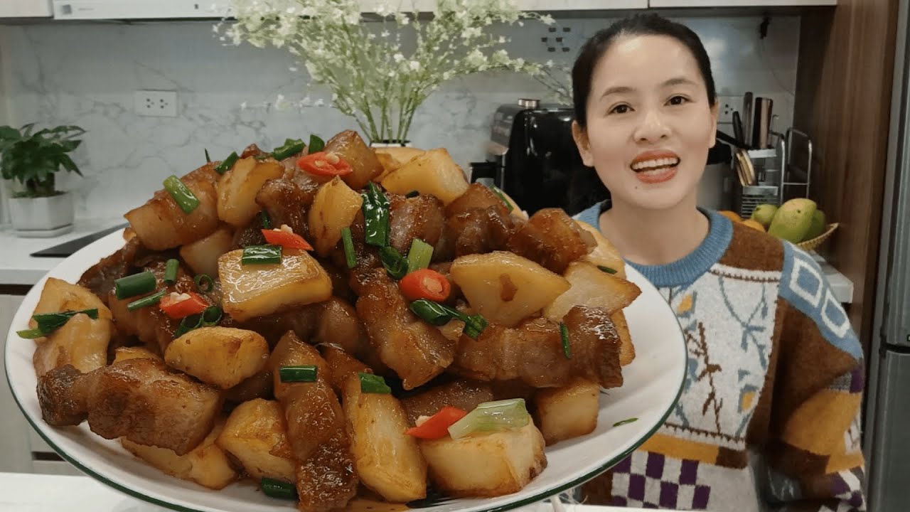 Khoai Tây Xào Thịt Ba Chỉ Vàng Giòn, Thấm Vị - Món Ngon Ngày Tết Ai Cũng Mê