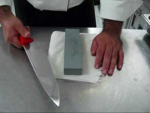 Trucos caseros: ¿cómo afilar tu cuchillo de cocina con una taza