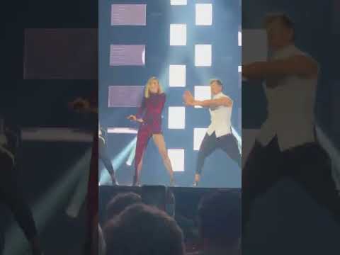 Полина Гагарина упала