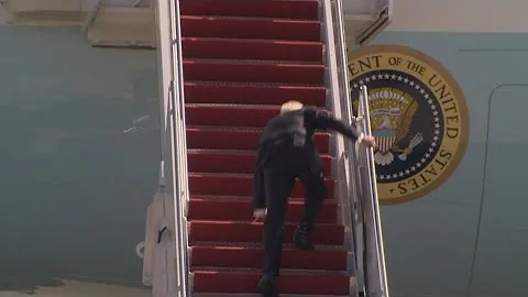 President Biden falls down walking up steps of Air Force One - DayDayNews