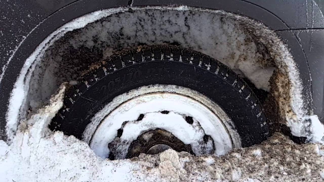 Нива буксует в снегу