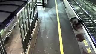 Shocking Surveillance Footage Train Station in England - Britse Ns Wilt Feestgangers Waarschuwen by master video 98 views 5 years ago 34 seconds