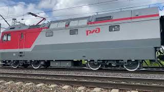 “Новейшая” 3ЭС6-1379 с грузовым поездом по Пл. Авдон