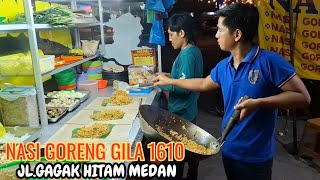 NASI GORENG GILA 1610 / JL.GAGAK HITAM MEDAN. Toping Untuk Nasi Gorengnya Banyak Pilihan. Mantap👍👍👍.