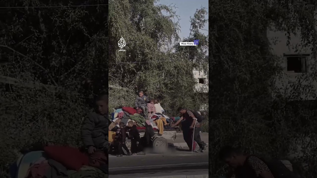 مشاهد مؤلمة لفلسطيني يسير على عكازيه خلف أطفاله وما تبقى له في رحلة نزوح لا تنتهي