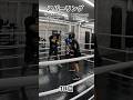 趣味で週1通いの18歳(青グローブ)VS元プロボクサーの46歳トレーナー(金グローブ)のスパーリング1R目