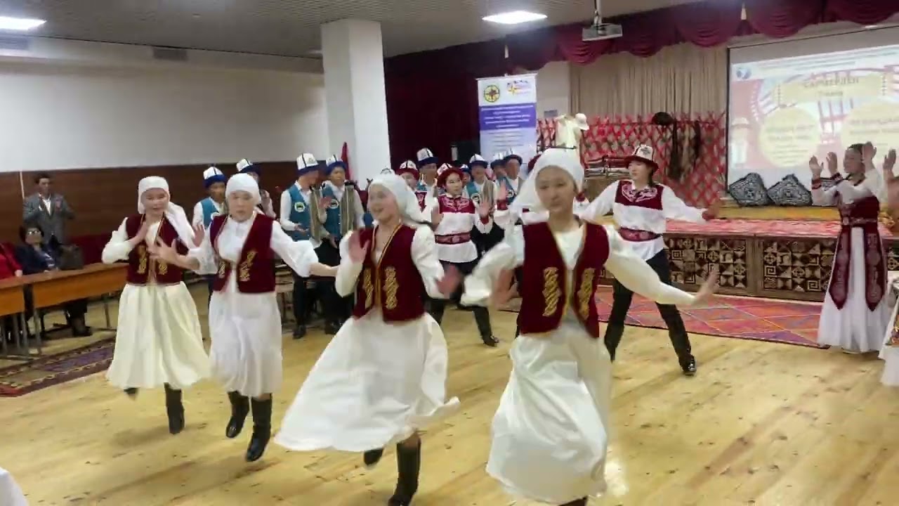 Кыргыз бийи “Атаганат десеңчи”