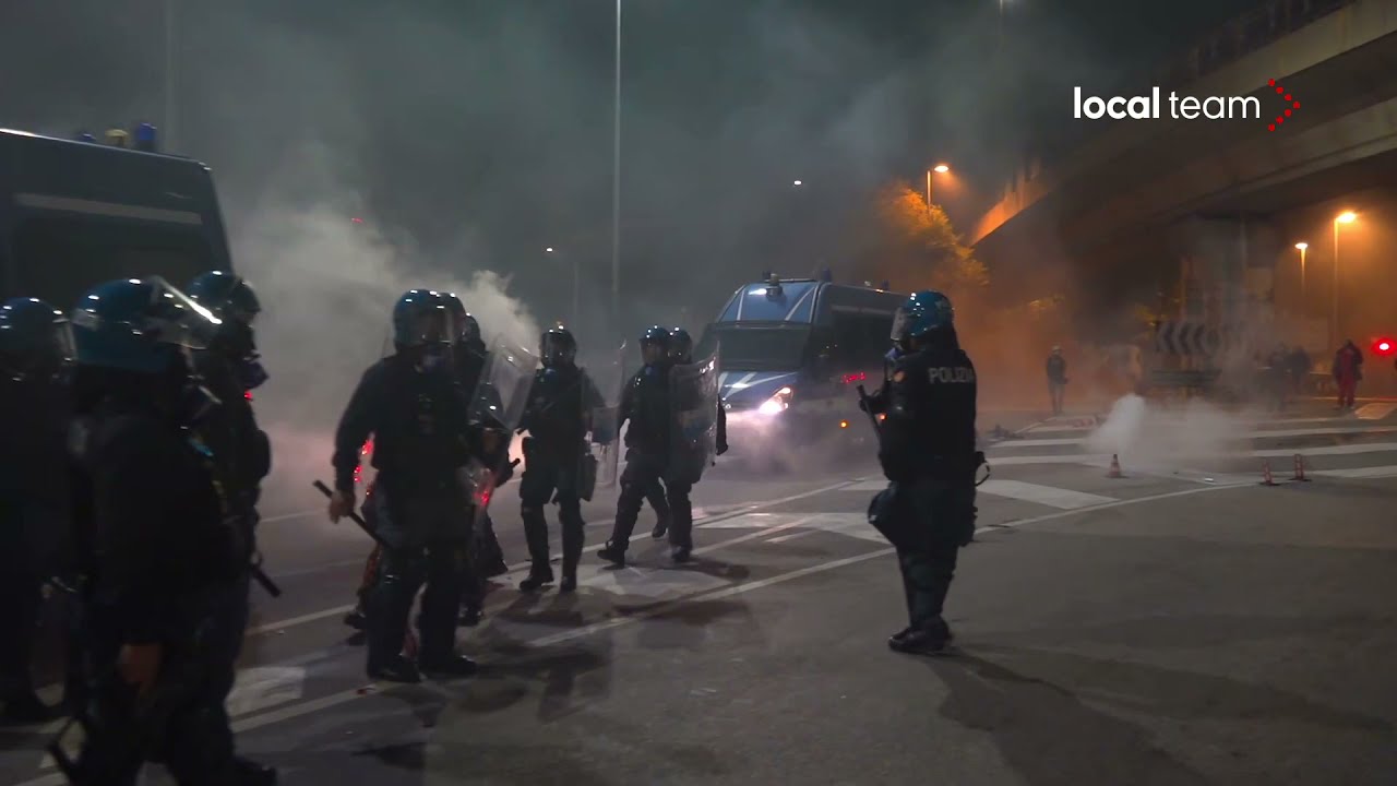 Trieste, protesta No Green Pass. Lacrimogeni al porto, ancora tensione