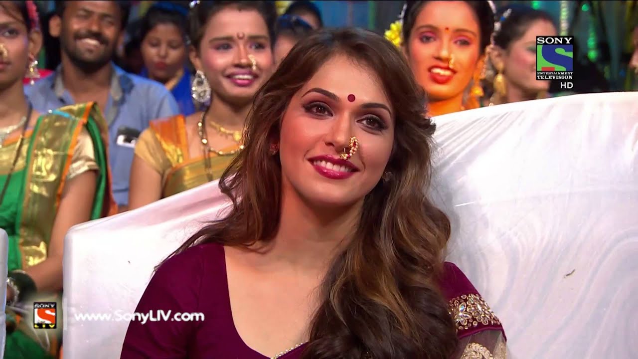 Bollywood Diva Karisma Kapoor’s fascinating performance