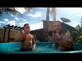 rotina no dia de domingo tomando banho na piscina
