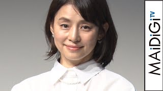 石田ゆり子、袖ふんわりシャツ×ボリュームスカートでキュートな大人コーデ