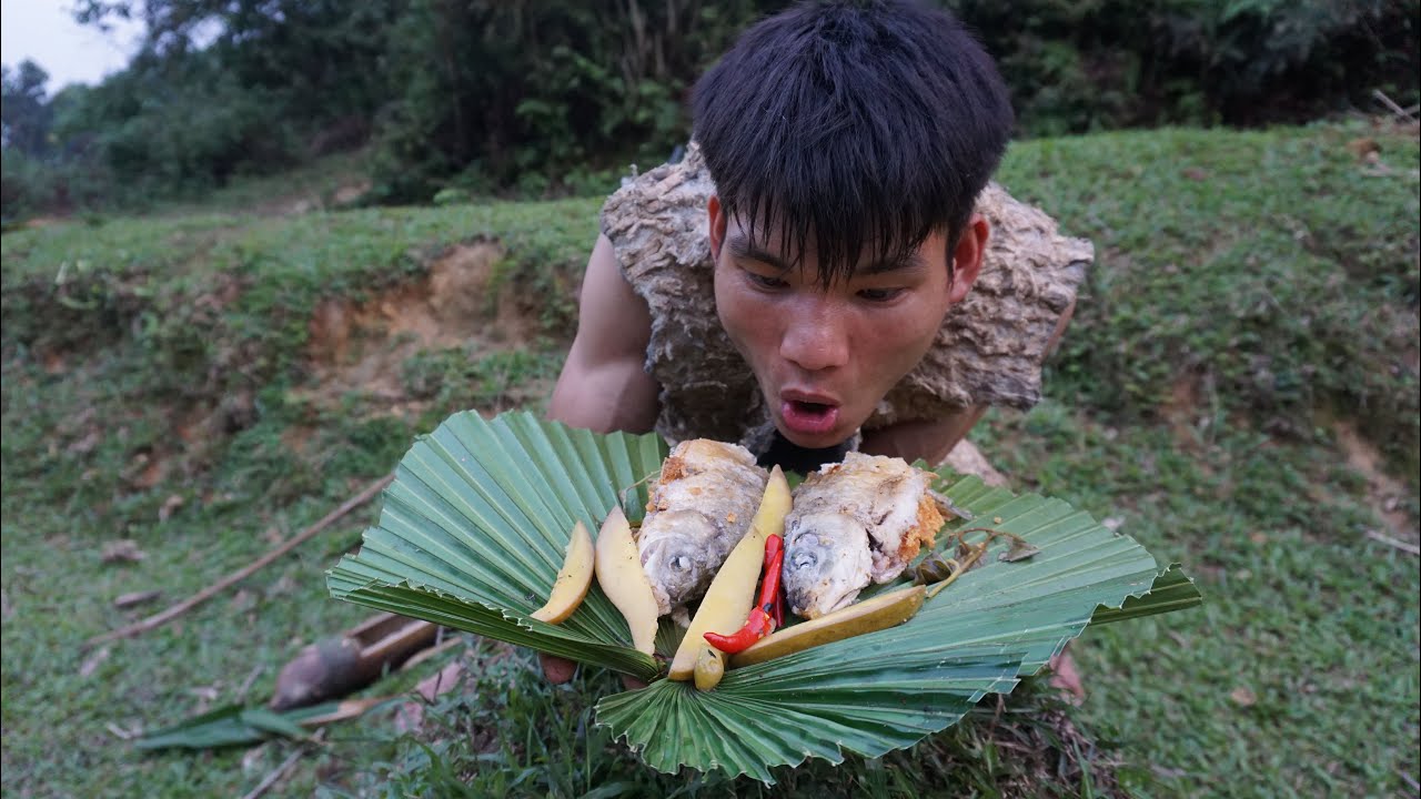 Primitive life - Survival skills Catch carp and Cook in delicious bamboo tubes
