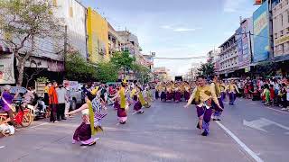 ขบวนแห่ “สารฮักฮูปหงส์” บินว่อนเมืองอุดร