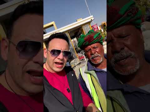 مصطفى قمر يضحك مع عامل النظافة