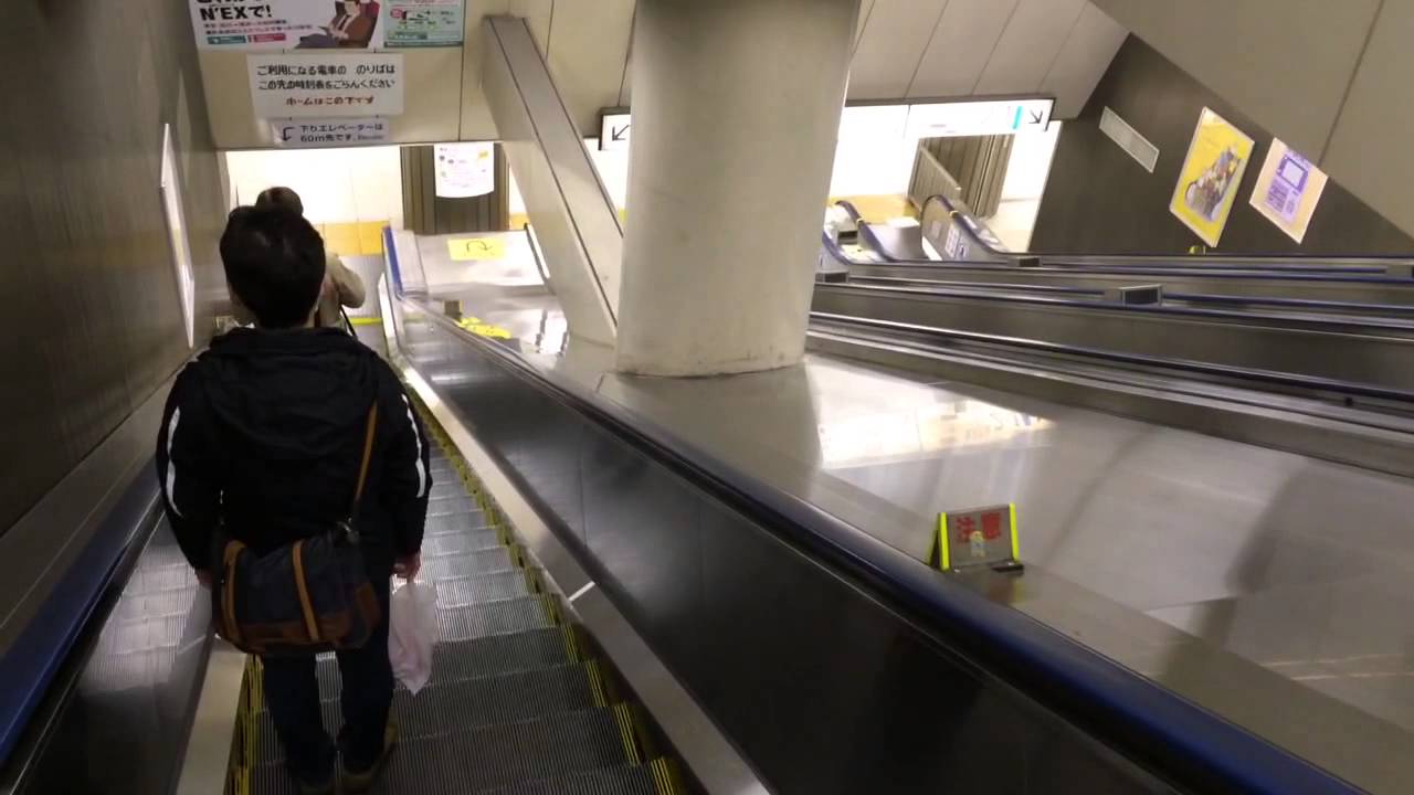 JR東京駅の改札から成田エクスプレスへのエスカレーターへ