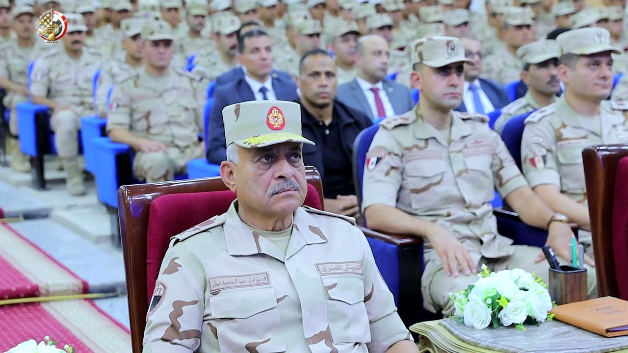 الفريق أول عبدالمجيد صقر  يلتقى بعدد من رجال القوات المسلحة بالمنطقة الجنوبية العسكرية