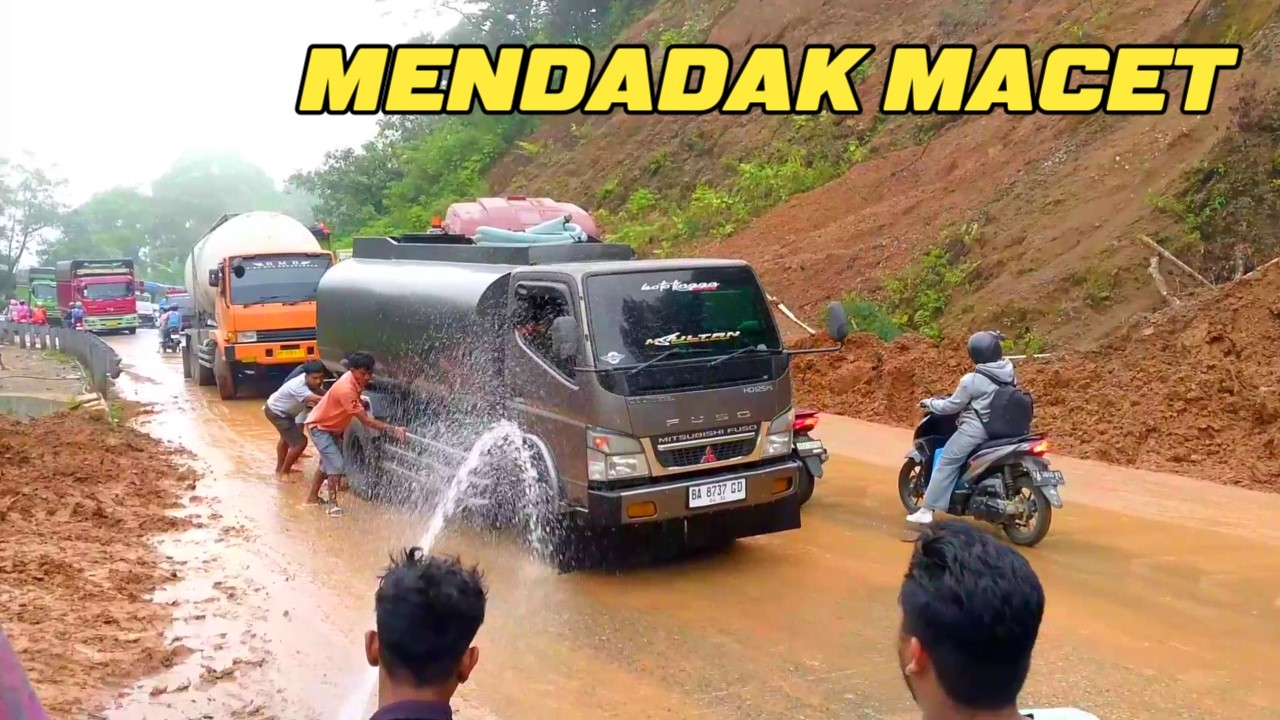 Mendadak Macet di Sitinjau Lauik, Jalan Dipenuhi Lumpur