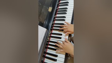 How to play Chromatic scale in contrary motion hands together, starting on D note (one octave) easy😃