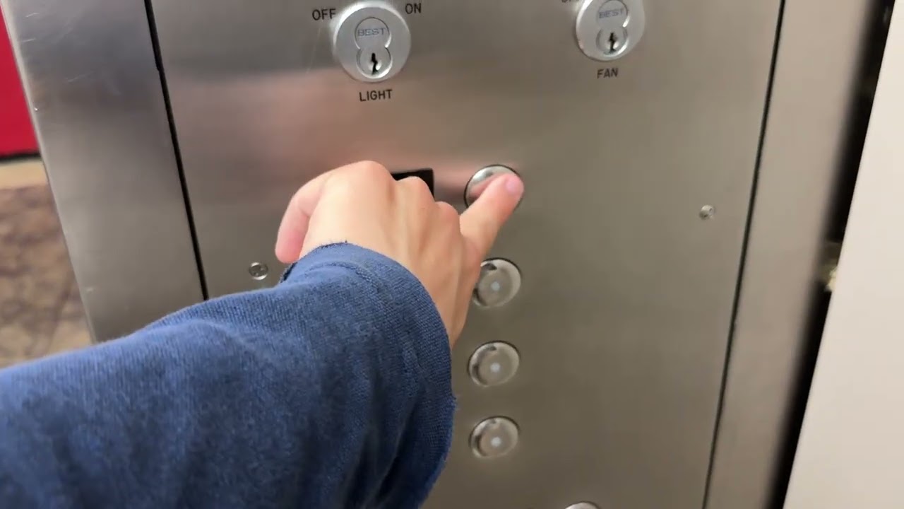 Снесено: последний проезд на тяговых лифтах Westinghouse в здании Farish Hall в Хьюстоне, штат Те...