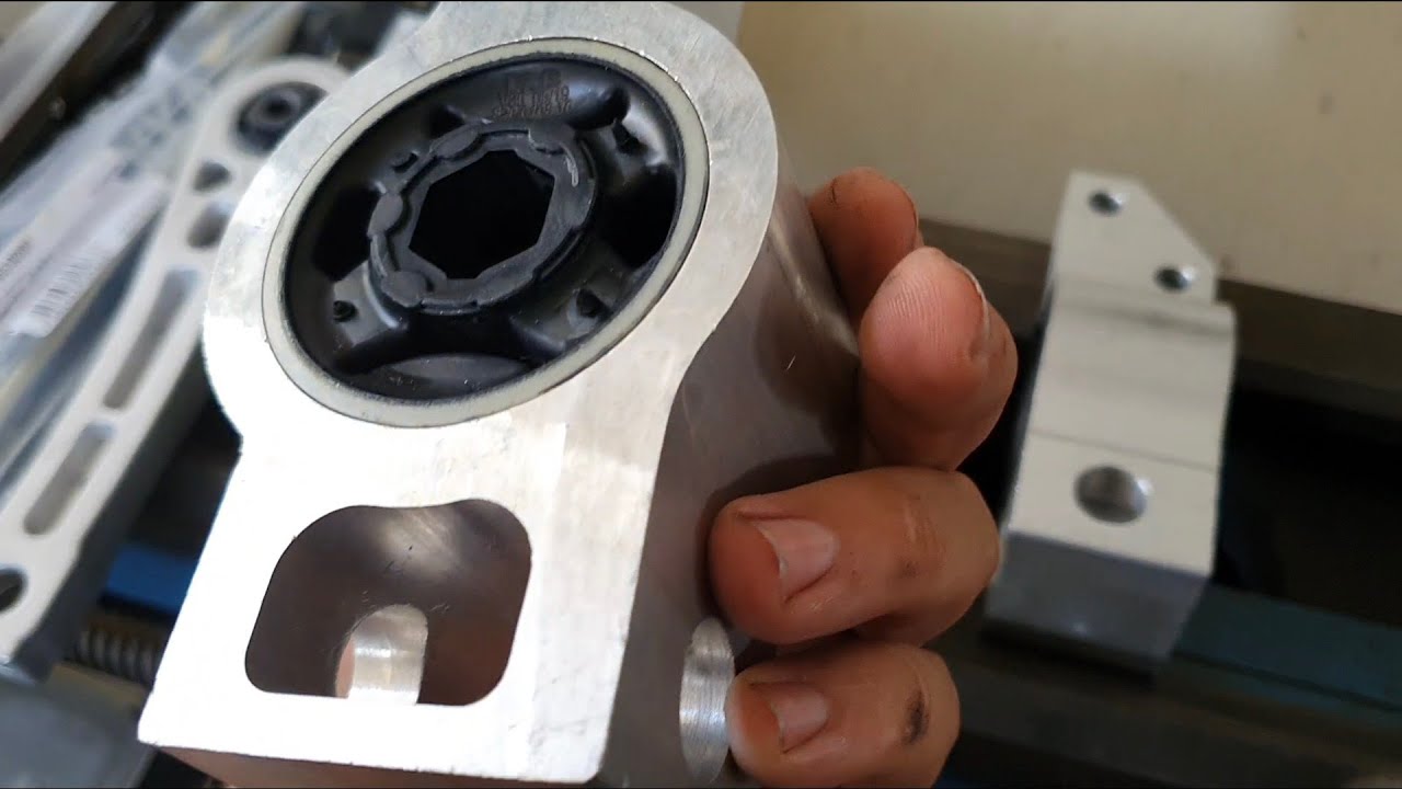 VW Jetta 2.5 2009 - Troca das Buchas de Bandeja e Bucha Central do Quadro.