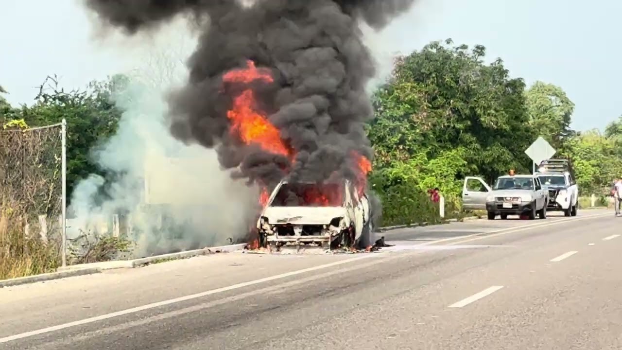 Se quemó vehículo en la carretera Valles - Tamazunchale