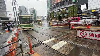 広島電鉄p800形5号線広島港行き発車と800形6号線広島駅行き到着　　広島電鉄広島駅にて