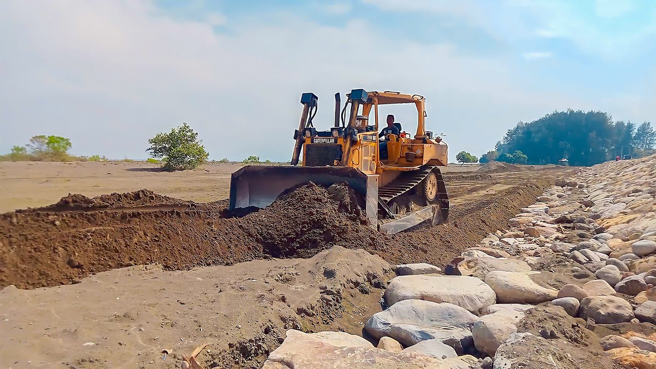 Powerful Caterpillar D6R Bulldozer Pushing Sand near blue sea - YouTube