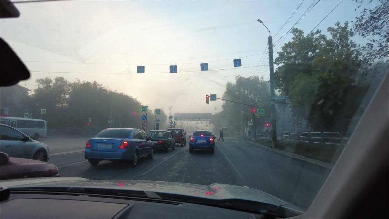 13 ноября утром. Ограниченная видимость. Ограниченная видимость дороги во дворе. Челябинск утром. Дорога осенняя в тумане.
