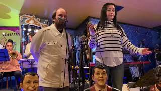 Americona, Eda Palahasan Dogruorkstra Dinokargalar Kafeste