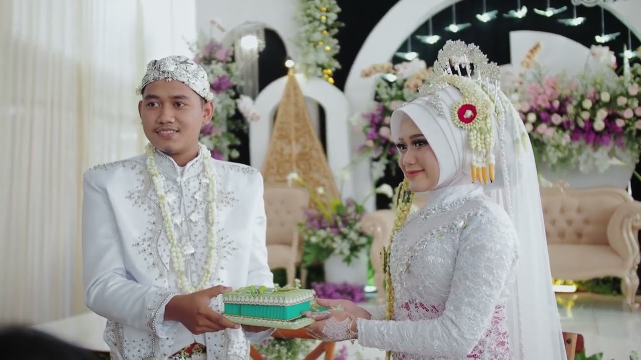 Begalan Banyumasan Seru di Pernikahan Nabiyla & Devanda. Javanese Traditional Hijab Wedding Dress