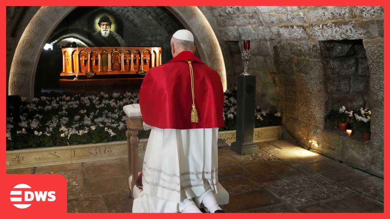 SPIRITUAL MOMENT: Pope Leo XIV Gives Pocket Prayer Books & Teaches Five-Finger Prayer | AK1Z